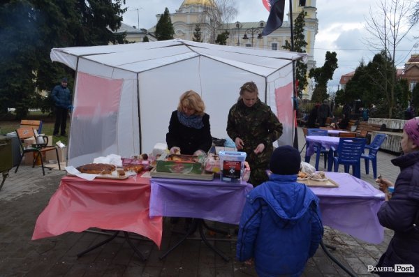 У Луцьку ярмаркували, щоб допомогти добровольцям в АТО.ФОТО