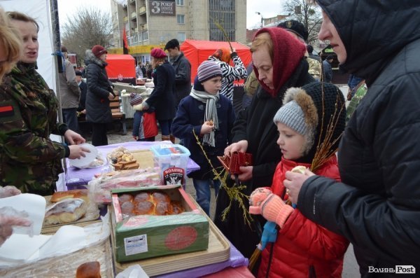 У Луцьку ярмаркували, щоб допомогти добровольцям в АТО.ФОТО