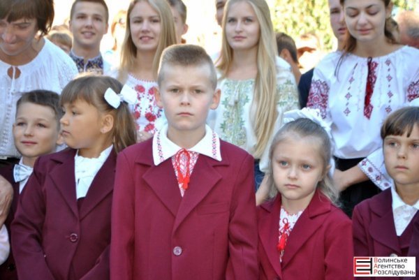 У Луцькій гімназії №21 пролунав перший дзвоник. ФОТО