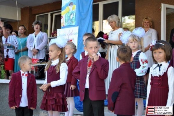 У Луцькій гімназії №21 пролунав перший дзвоник. ФОТО