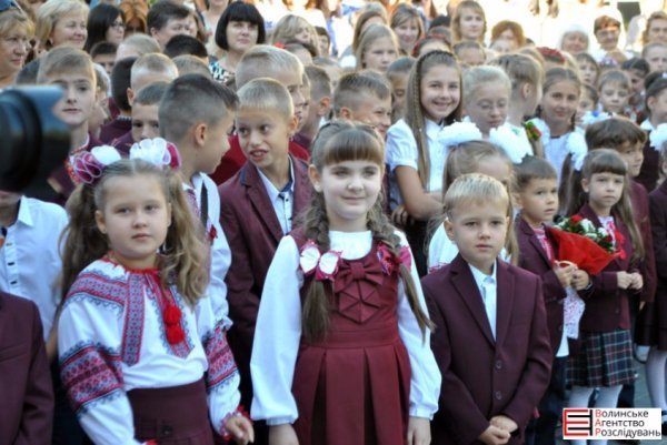 У Луцькій гімназії №21 пролунав перший дзвоник. ФОТО