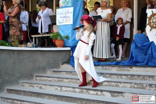 У Луцькій гімназії №21 пролунав перший дзвоник. ФОТО