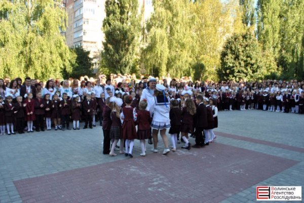 У Луцькій гімназії №21 пролунав перший дзвоник. ФОТО