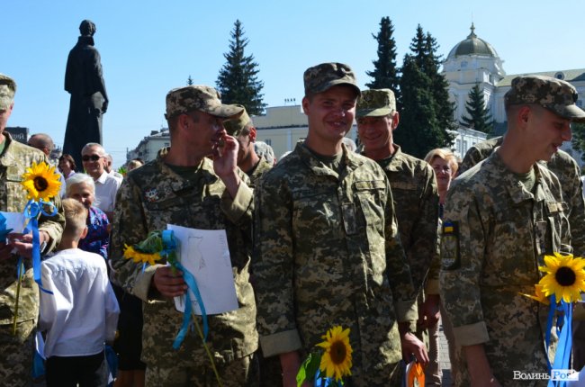 «Вітаємо вдома»:  Луцьк зустрів військових авіаторів. ФОТО