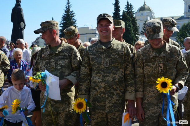«Вітаємо вдома»:  Луцьк зустрів військових авіаторів. ФОТО