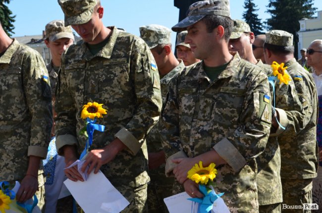 «Вітаємо вдома»:  Луцьк зустрів військових авіаторів. ФОТО