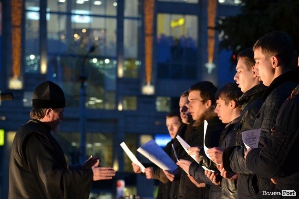 Лучани у День Cвятого Миколая «запалили» cвяткові ялинки. ФОТО
