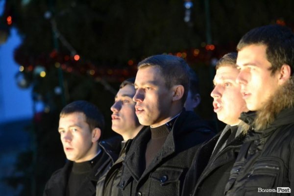 Лучани у День Cвятого Миколая «запалили» cвяткові ялинки. ФОТО