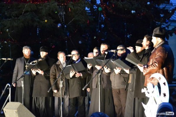 Лучани у День Cвятого Миколая «запалили» cвяткові ялинки. ФОТО