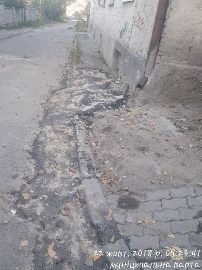 У центрі Луцька комунальники неякісно заасфальтували перекопану дорогу. ФОТО