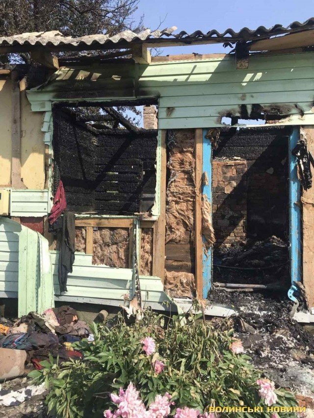 Хата згоріла вщент: багатодітна родина з Волині залишилася без житла. ФОТО