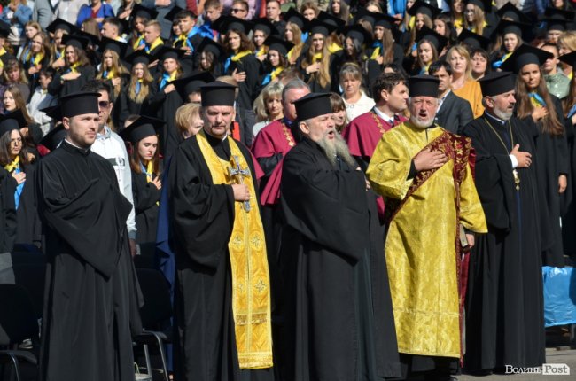 Першокурсників ВНУ імені Лесі Українки урочисто посвятили у студенти. ФОТОРЕПОРТАЖ