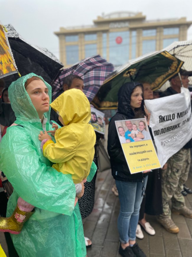 «Маємо боротися за них, як вони за нас»: у Луцьку родини полонених «азовців» влаштували акцію. ФОТО