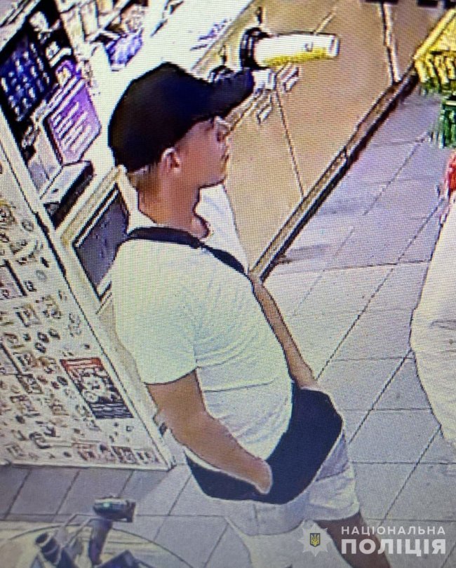 У Луцьку поліція просить допомогти встановити особи двох шахраїв. ФОТО