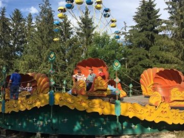 Докаталися: атракціони з луцького парку продають. ФОТО