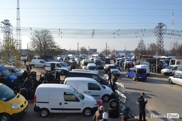 Чому на луцькому авторинку паркуються хаотично. ФОТО. ВІДЕО