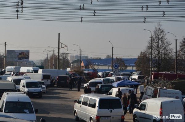 Чому на луцькому авторинку паркуються хаотично. ФОТО. ВІДЕО