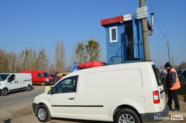 Чому на луцькому авторинку паркуються хаотично. ФОТО. ВІДЕО