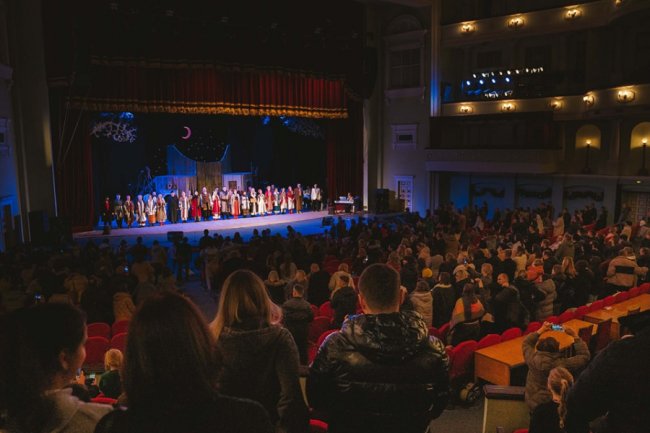 У Києві на найбільшій українській сцені луцькі театрали показали «Різдвяну ніч» за мотивами Гоголя