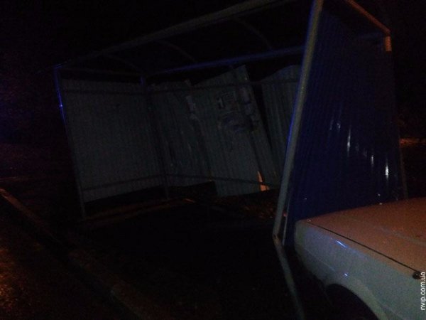 Аварія у Нововолинську: авто в'їхало в зупинку. ФОТО