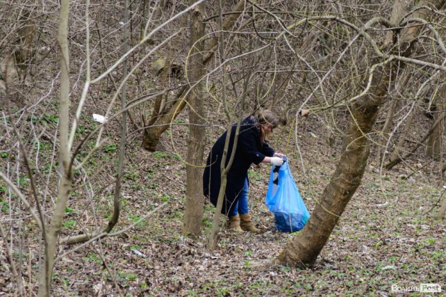У джинсах та рукавичках: як Савченко зі студентами збирав сміття. ФОТО