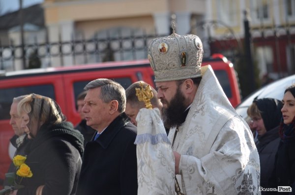 Луцьк попрощався з героєм АТО Віктором Мельничуком. ФОТО 