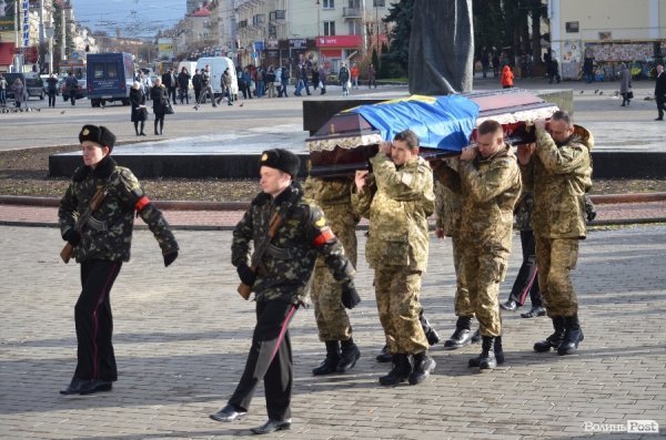 Луцьк попрощався з героєм АТО Віктором Мельничуком. ФОТО 