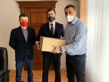 Прокуратура Волині передала обласній лікарні медпрепарати для боротьби з COVID-19