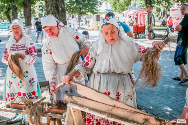 Народні розваги і море людей: в центрі Луцька «гуляє» етнофестиваль. ФОТО 
