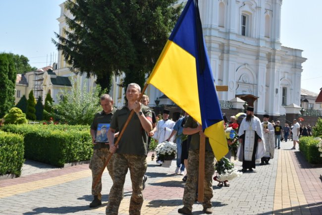 Загинув за Україну у бою з росіянами: у Луцьку попрощалися з Героєм Павлом Ткачуком
