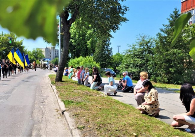 Встиг побувати вдома і обійняти рідних: на Волині попрощалися із Героєм Олександром Стольніцьким