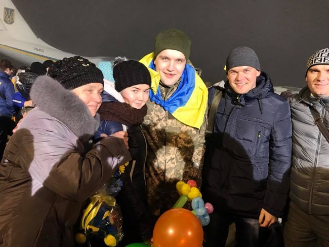 Фото зустрічі звільненого з полону волинянина