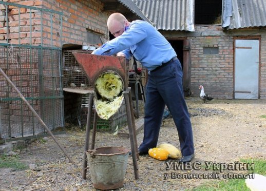 Міліціонери допомагають сім'ям колег, які поїхали в зону АТО. ФОТО. ВІДЕО