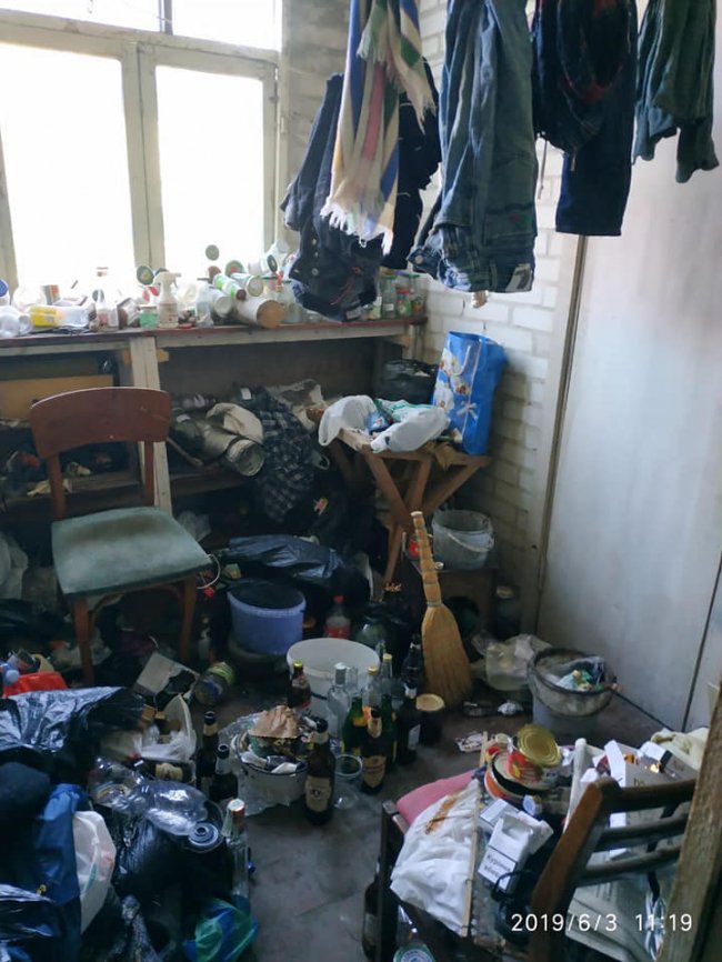 Нестерпний сморід та гори сміття: лучанин влаштував рейвах у багатоповерхівці