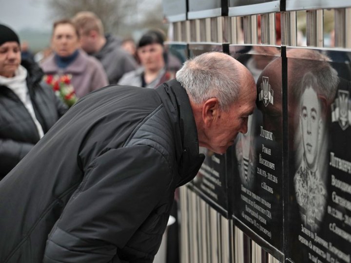 60 портретів воїнів, які віддали життя за Україну: у громаді на Волині відкрили Алею пам’яті 