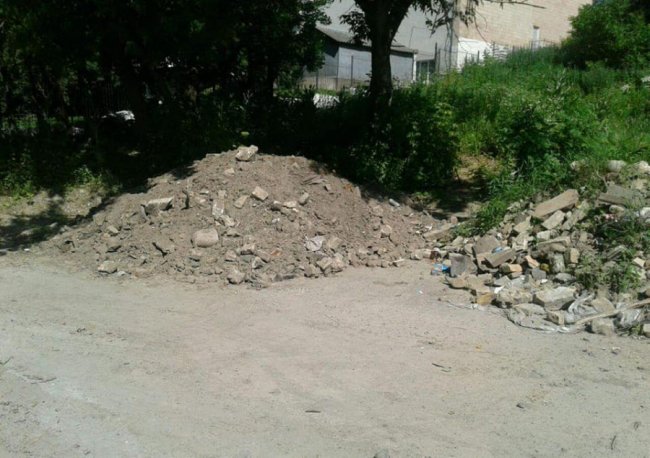 Луцькі муніципали зобов'язали скандального забудовника прибрати за собою сміття