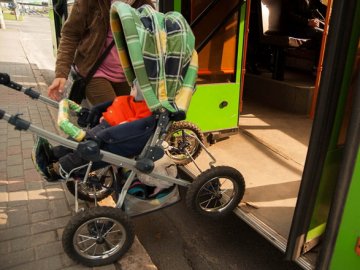 Луцький юрист прокоментував, чи можуть водії не брати батьків з візочками