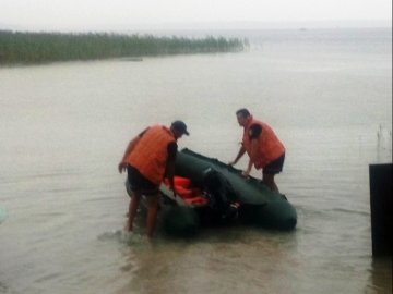 На озері Світязь врятували чотирьох людей, яких на матраці віднесло далеко від берега