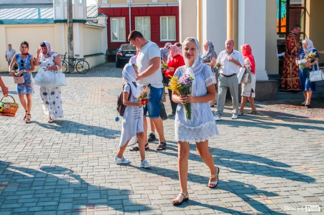 Різнобарв’я квітів та запашний мед: як у Луцьку святять «маковійчики». ФОТО
