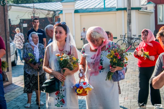 Різнобарв’я квітів та запашний мед: як у Луцьку святять «маковійчики». ФОТО