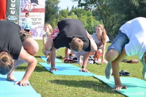 Ранок на «Бандерштаті» почався з йоги. ФОТО 