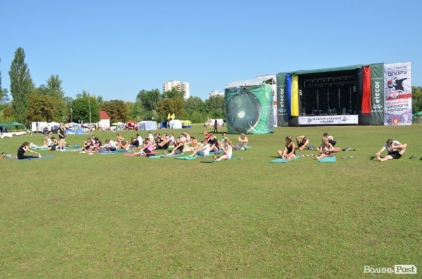 Ранок на «Бандерштаті» почався з йоги. ФОТО 