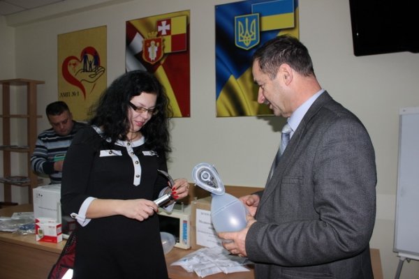 Луцькі медики передали устаткування медичній службі полку «Азов». ФОТО