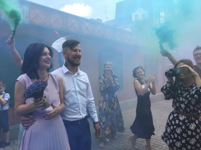 Щасливі і закохані: у Луцьку побралися відомі волонтери. ФОТО