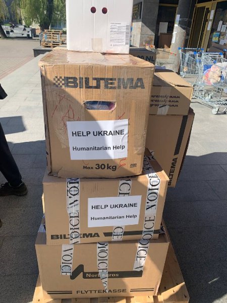 «Просто спостерігати не міг»: норвежець подолав 2000 кілометрів, аби привезти допомогу до Луцька. ФОТО