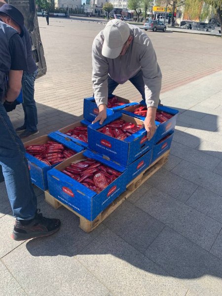 «Просто спостерігати не міг»: норвежець подолав 2000 кілометрів, аби привезти допомогу до Луцька. ФОТО