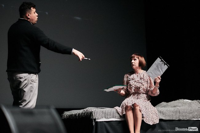 Імпровізована вистава «Сексуальне чтиво» у Промені
