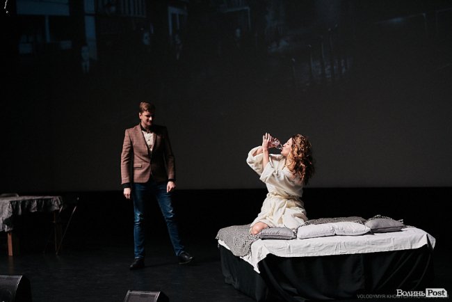 Імпровізована вистава «Сексуальне чтиво» у Промені