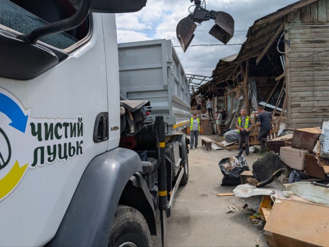 Після обстрілу Луцька комунальники вивезли понад 120 тонн пошкодженого майна та будівельного сміття
