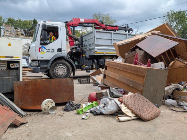 Після обстрілу Луцька комунальники вивезли понад 120 тонн пошкодженого майна та будівельного сміття